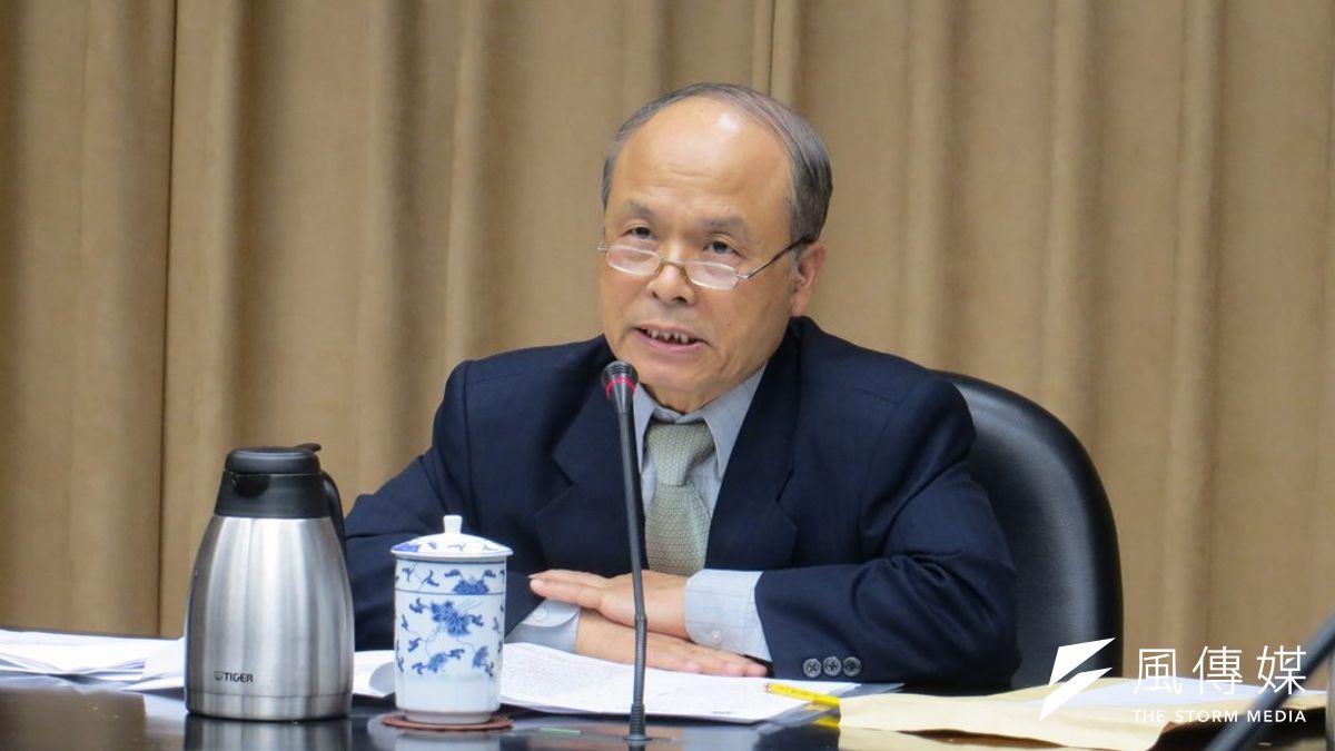 財政部長張盛和在31日晚間11時舉行記者會,說明我政府申入亞投行經過。(仇佩芬攝) 財政部長張盛和在31日晚間11時舉行記者會,說明我政府申入亞投行經過。(仇佩芬攝)