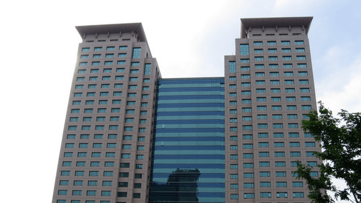 新北市地政局副長王聖文21日在住處自殺身亡,僅留下一封遺書、2個姓名,寫下「我沒有拿OOO、OOO的錢」。圖為新北市政府。(取自新北市政府網站) 新北市地政局副長王聖文21日在住處自殺身亡,僅留下一封遺書、2個姓名,寫下「我沒有拿OOO、OOO的錢」。圖為新北市政府。(取自新北市政府網站)