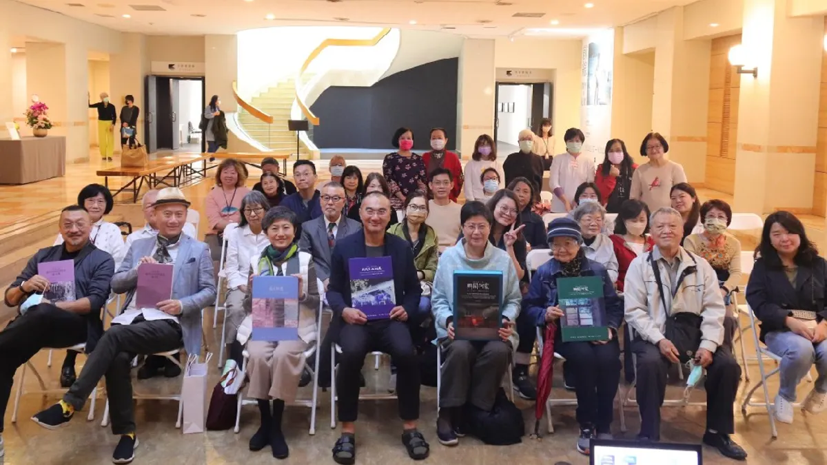 高美館新書發表會,作者侯淑姿(前排右4)、高美館館長李玉玲(左3)、與談人林宏璋(左4)與觀眾合影。(圖/高美館提供)