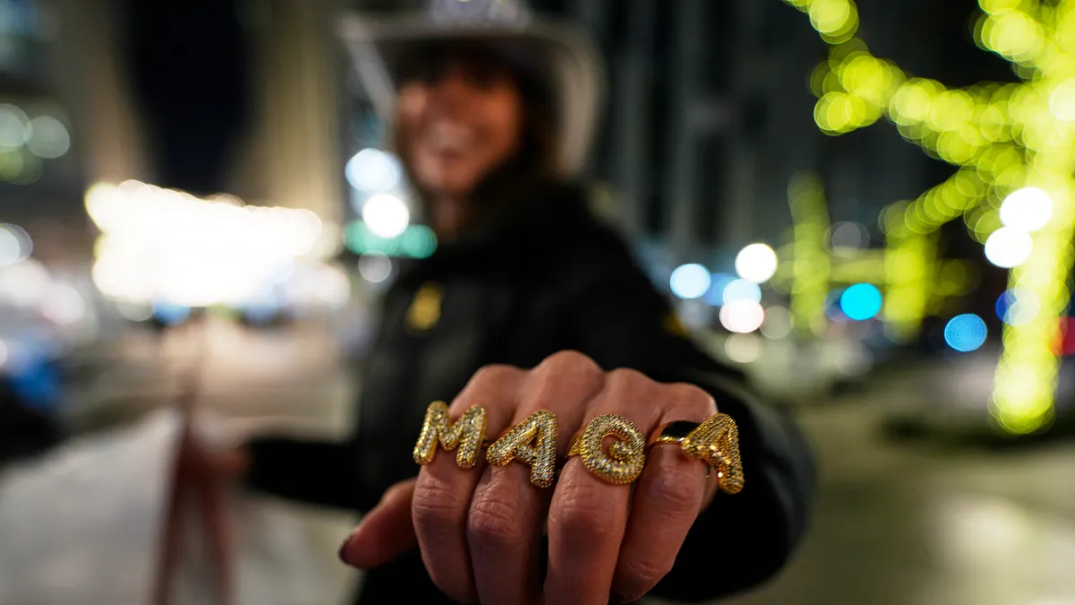 2025年1月19日,來自賓州的川普支持者對美聯社記者展示她的MAGA戒指。(美聯社)