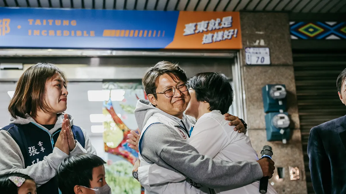 國民黨提名的立委候選人黃建賓(中)自行宣布當選,贏了分裂的民進黨劉櫂豪與賴坤成。(取自黃建賓臉書粉專) 國民黨提名的立委候選人黃建賓(中)自行宣布當選,贏了分裂的民進黨劉櫂豪與賴坤成。(取自黃建賓臉書粉專)