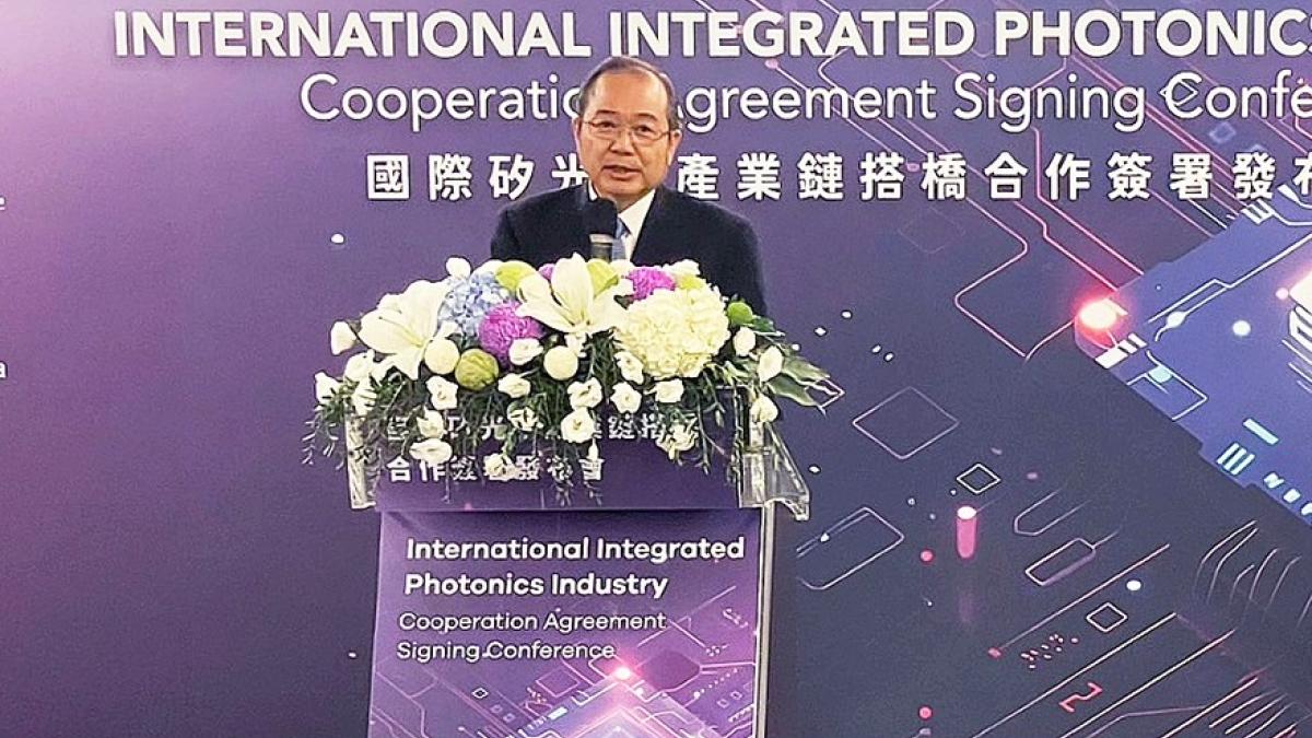 搶攻AI光通訊商機!輝達3.2T架構點火,富采、台積電技術突破關鍵曝光