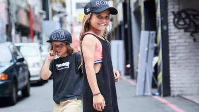 8歲的Sky Brown在日本宮崎縣長大,爸爸是專業的滑板選手,耳濡目染下她接觸各種極限運動,並在滑板和衝浪圈闖出名號(圖/MarieClaire美麗佳人提供)