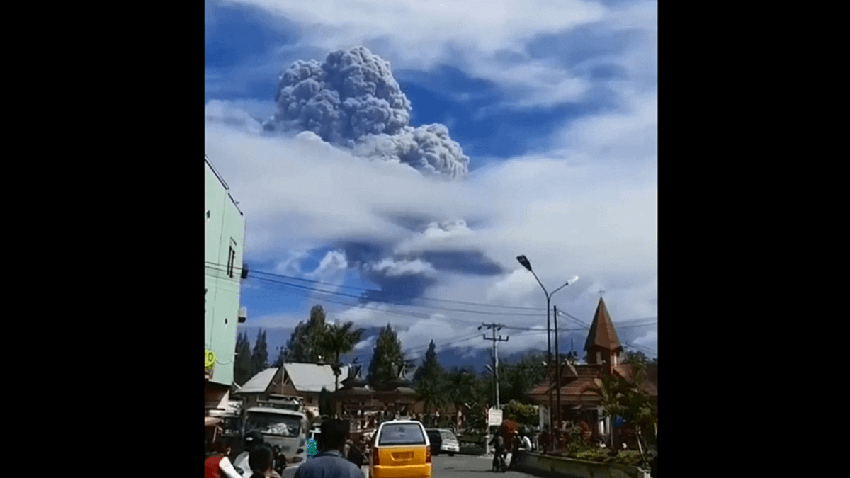 印尼蘇門答臘島(Sumatra)上隆隆作響的西納彭火山(MountSinabung)今天上午爆發,夾雜火山物質的噴發柱直衝5000公尺高空中。(圖/截自youtube) 印尼蘇門答臘島(Sumatra)上隆隆作響的西納彭火山(MountSinabung)今天上午爆發,夾雜火山物質的噴發柱直衝5000公尺高空中。(圖/截自youtube)