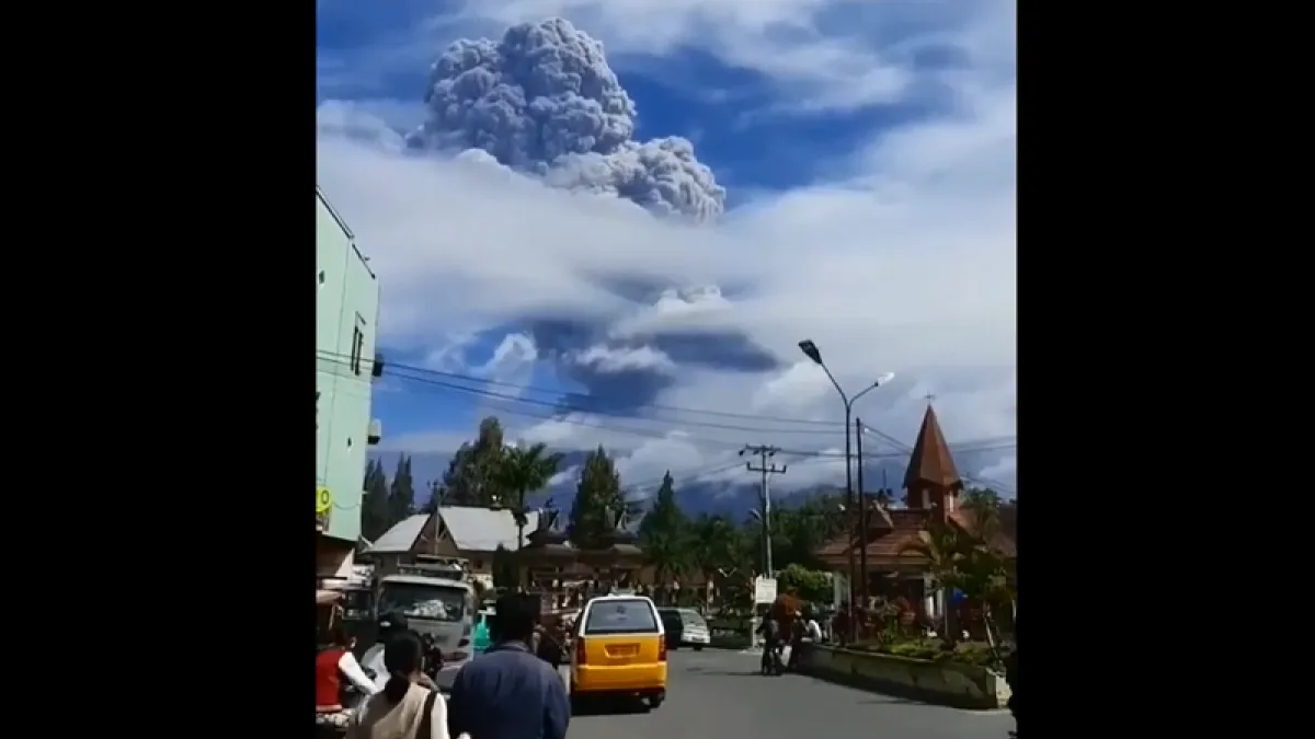 印尼蘇門答臘島(Sumatra)上隆隆作響的西納彭火山(MountSinabung)今天上午爆發,夾雜火山物質的噴發柱直衝5000公尺高空中。(圖/截自youtube)