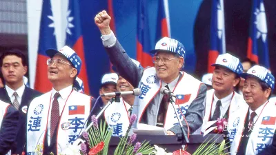 1996年李登輝(中)參戰台灣首次總統直接民選,並順利當選。(新新聞資料照)