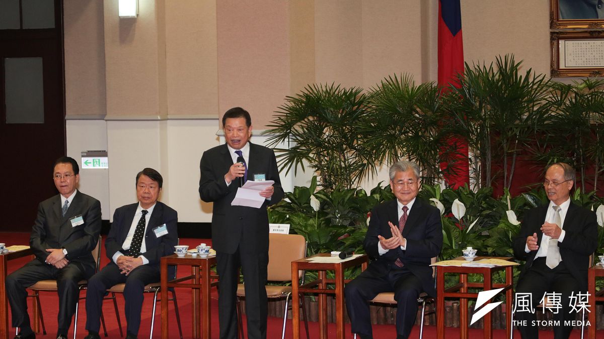 工商建言會28日拜會行政院,右起財政部長張盛和、行政院長毛治國、工商建言會理事長廖萬隆、名譽理事長朱志洋、陳國和。(余志偉攝) 工商建言會28日拜會行政院,右起財政部長張盛和、行政院長毛治國、工商建言會理事長廖萬隆、名譽理事長朱志洋、陳國和。(余志偉攝)