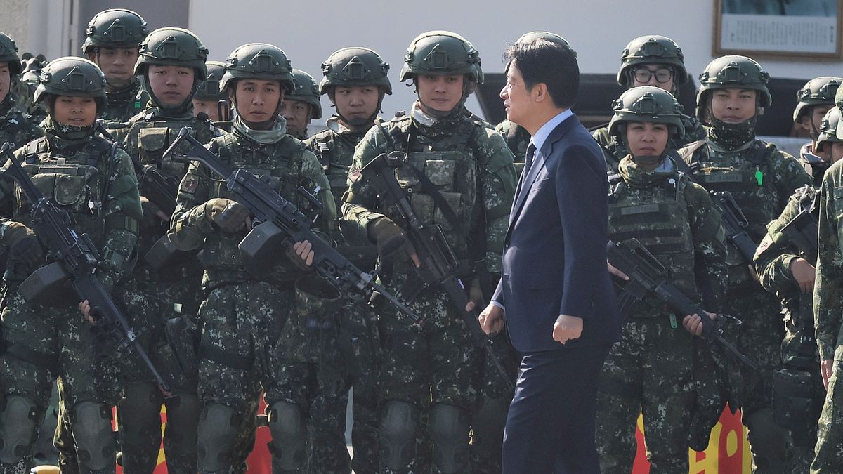 民進黨政府去中國化的執政亂象叢生。圖為總統賴清德視導東部地區戰備部隊操演並勗勉官兵。(柯承惠攝) 民進黨政府去中國化的執政亂象叢生。圖為總統賴清德視導東部地區戰備部隊操演並勗勉官兵。(柯承惠攝)