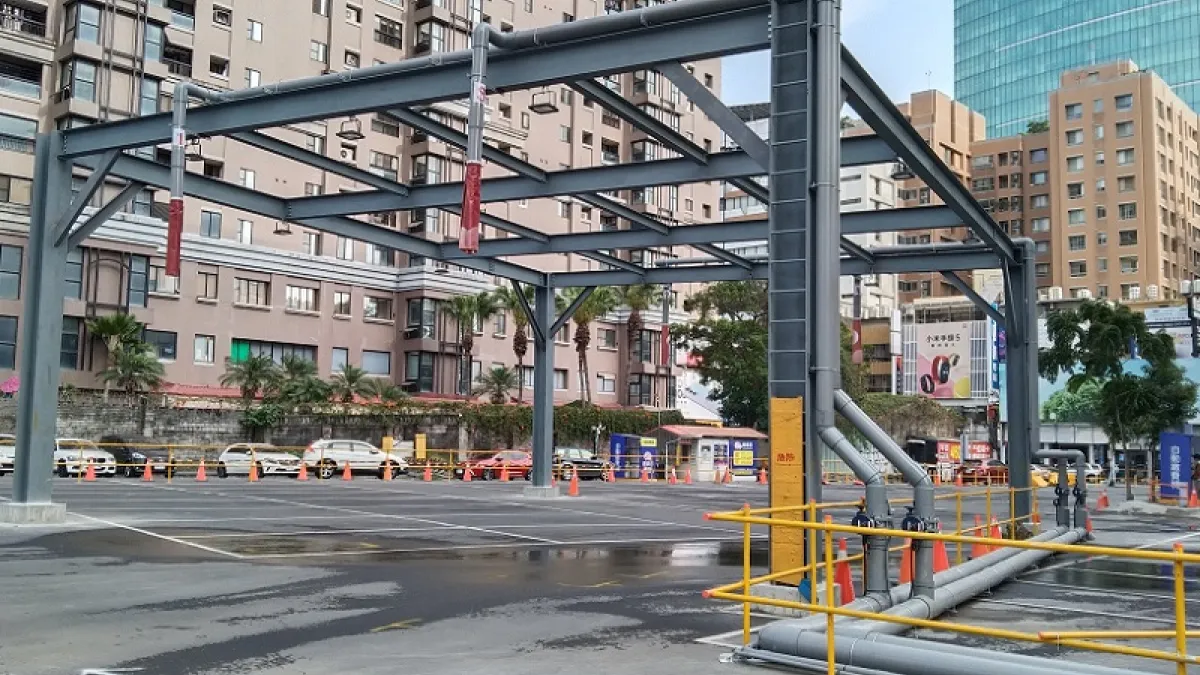 台中勤美之森建築工地,將地基抽取的地下水協助抗旱。架起四方型高架,水車可經由四個高架上的出水口注入。(朱淑娟/攝影)