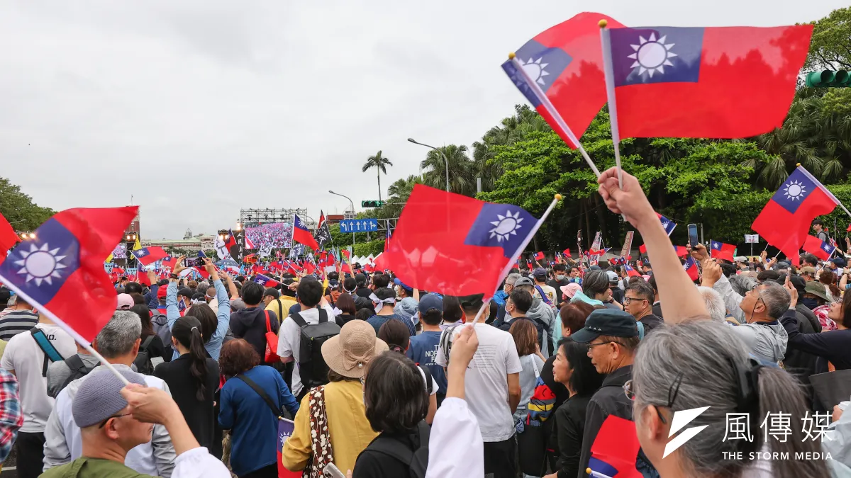 國民黨4月26日舉行「反綠共,戰獨裁」凱道遊行,雖活動辦得聲勢浩大,卻燒掉千萬糧草。(資料照,顏麟宇攝)