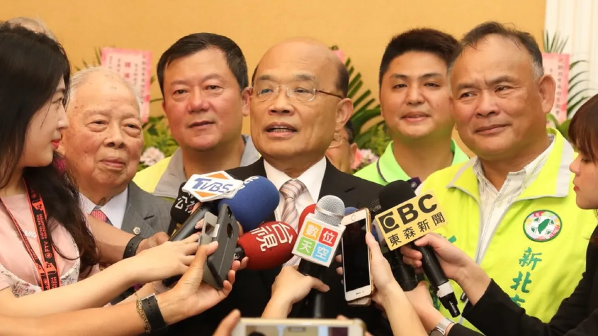 年底新北市長選戰,民進黨陣營猛打國民黨新北市長參選人侯友宜文化大學宿舍案,市長朱立倫昨稱侯的「選情幾乎都不受影響。」對此,民進黨新北市長參選人蘇貞昌反諷,新北市府幫侯太多忙了,選舉還是讓候選人直接接受檢驗,選民會清楚地做判斷比較好。(資料照,蘇貞昌辦公室提供)