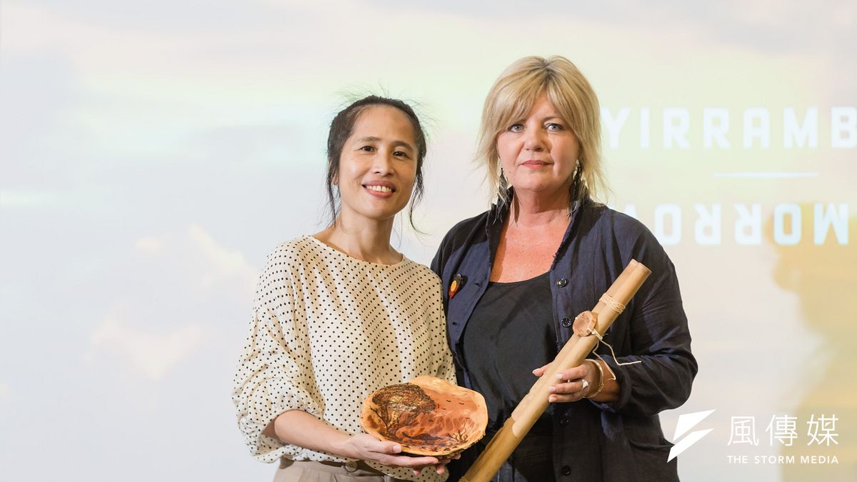 「YIRRAMBOI明日藝術節」策展總監卡洛琳.馬汀與「2018Pulima藝術節」策展人那高‧卜沌為「節中節」活動進行串連儀式(圖/財團法人原住民族文化事業基金會) 「YIRRAMBOI明日藝術節」策展總監卡洛琳.馬汀與「2018Pulima藝術節」策展人那高‧卜沌為「節中節」活動進行串連儀式(圖/財團法人原住民族文化事業基金會)