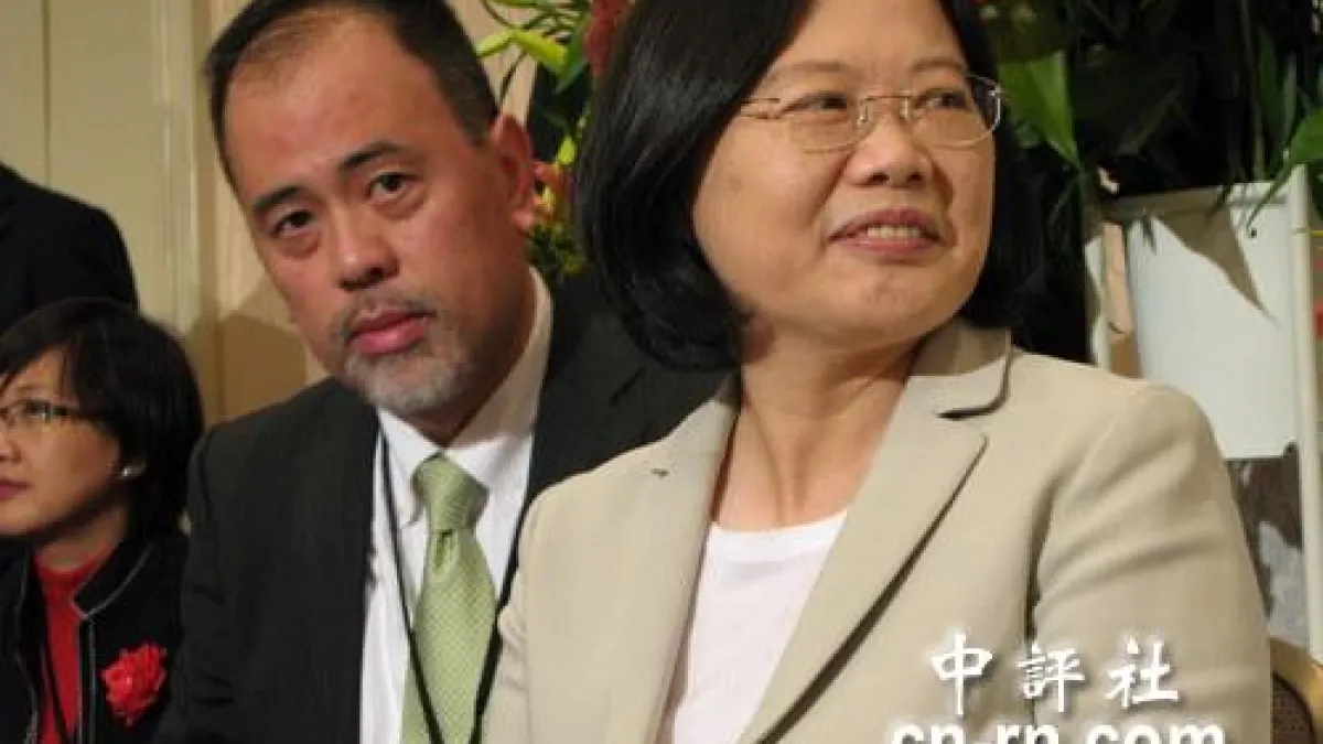 前國安會諮委林成蔚(左)今將再度回任,總統府19日表示,盼借重林成蔚教授歷練與經驗,隨時掌握東亞區域情勢動態。圖右為總統蔡英文。(取自中評網)