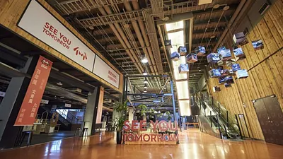 「新竹300博覽會」入口處的鏤空字是鐵架搭起的休息區,搭配懸浮盆栽大走文創風,是少男少女必訪的心頭好。(圖/新竹市政府提供)