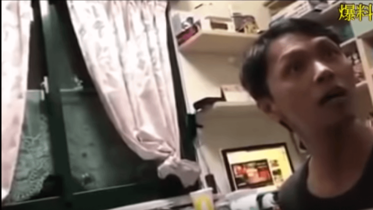 新北市蘆洲區林姓男子(右)因肉圓未加辣對妻兒家暴,妻子與兒子提出傷害告訴,林男遭依法送辦並在接受偵訊時向警方表示,因家庭因素與妻子感情變差,並說「原本很疼妻兒的」。(取自爆料公社) 新北市蘆洲區林姓男子(右)因肉圓未加辣對妻兒家暴,妻子與兒子提出傷害告訴,林男遭依法送辦並在接受偵訊時向警方表示,因家庭因素與妻子感情變差,並說「原本很疼妻兒的」。(取自爆料公社)