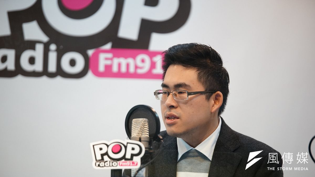 新黨發言人王炳忠27日接受「POP搶先爆」專訪表示,現在仍餘悸猶存,晚上不敢一個人睡覺。(盧逸峰攝) 新黨發言人王炳忠27日接受「POP搶先爆」專訪表示,現在仍餘悸猶存,晚上不敢一個人睡覺。(盧逸峰攝)