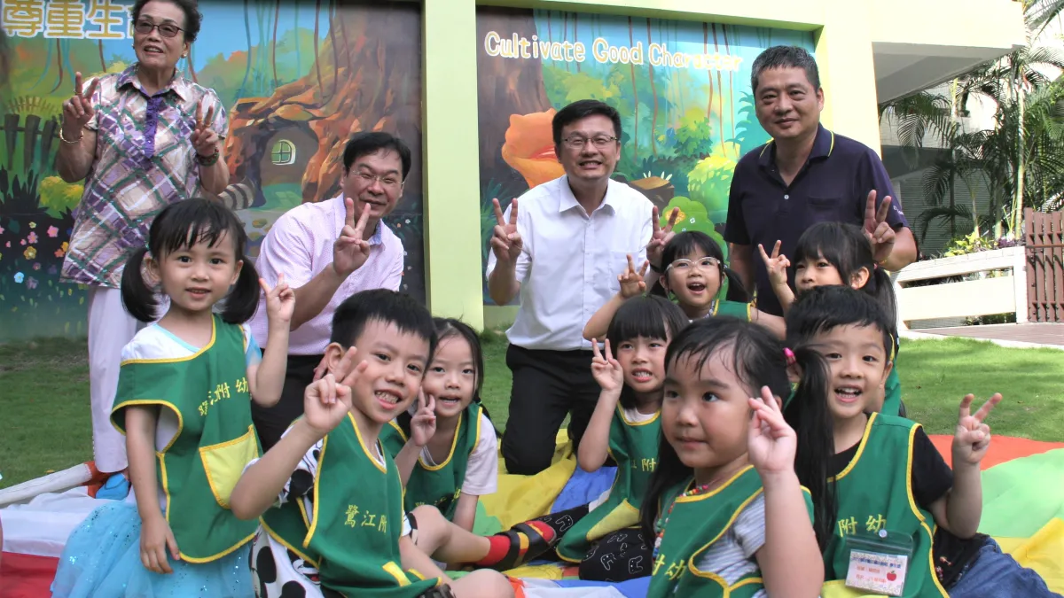 新北市教育局長張明文今(25)日到鷺江國小視察校園餘裕空間活化情形,經過空間活化,鷺江國小校園內一次擁有鷺江公共托育中心、幼兒園、補校、蘆荻社區大學、樂齡學習中心、銀髮俱樂部以及嶄新的圖書館,打造成「0至99歲人生學習家園」。 (圖/新北市教育局提供)