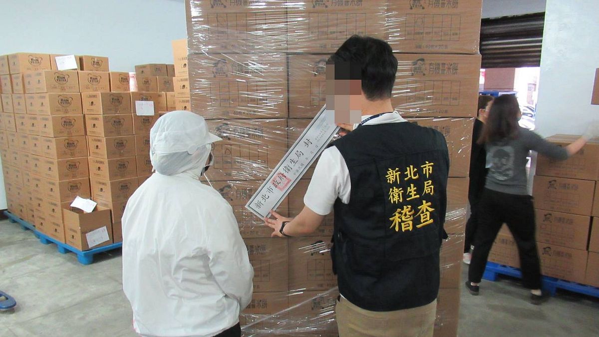 知名的樂扉有機寶寶米餅遭員工爆料,於製程中使用違法的氮氣進行包裝充填。圖為衛生局至現場稽查。(新北市衛生局提供) 知名的樂扉有機寶寶米餅遭員工爆料,於製程中使用違法的氮氣進行包裝充填。圖為衛生局至現場稽查。(新北市衛生局提供)