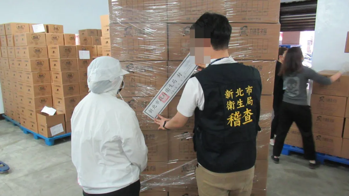 知名的樂扉有機寶寶米餅遭員工爆料,於製程中使用違法的氮氣進行包裝充填。圖為衛生局至現場稽查。(新北市衛生局提供)