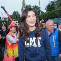 政界入り以来、「女戦神」のイメージが定着している国民党の鄭麗文氏(中央)。しかし私生活では別の一面を持つという(劉偉宏撮影)。 政界入り以来、「女戦神」のイメージが定着している国民党の鄭麗文氏(中央)。しかし私生活では別の一面を持つという(劉偉宏撮影)。