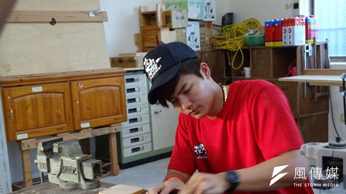 王維中私底下愛看海賊王卡通外,也有木工的巧手。(圖取自王維中臉書) 王維中私底下愛看海賊王卡通外,也有木工的巧手。(圖取自王維中臉書)