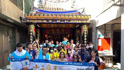 前排左二戴黑框眼鏡者為和勝堂特助吳尚穎