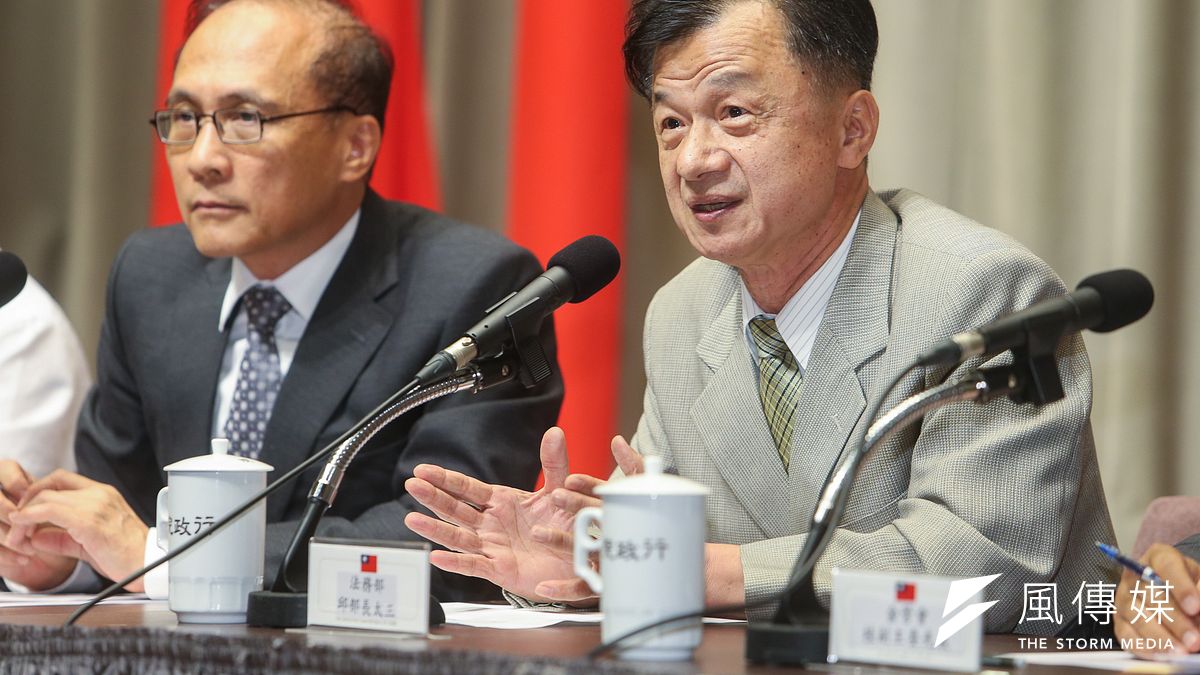 行政院長林全針對兆豐金舉行記者會,法務部長邱太三回應相闗問題。(陳明仁攝) 行政院長林全針對兆豐金舉行記者會,法務部長邱太三回應相闗問題。(陳明仁攝)