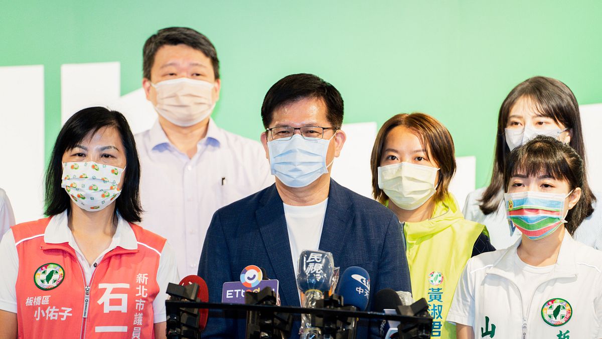 民進黨新北市長參選人林佳龍18日上午召開「決戰新北百里侯!倒數 100 天!衝破百萬票」記者會。(林佳龍競總提供) 民進黨新北市長參選人林佳龍18日上午召開「決戰新北百里侯!倒數 100 天!衝破百萬票」記者會。(林佳龍競總提供)