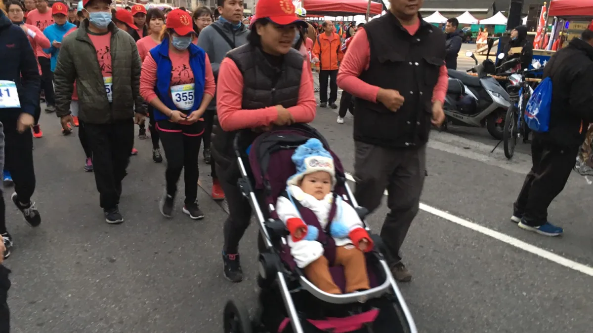 「第二屆清水馬拉松嘉年華會」有二千五百多位來自各地的民眾分批較勁,甚至有家庭主婦推著娃娃車參加路。(圖/中市議會同心會提供)