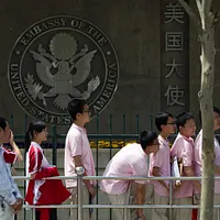 中国人学生がアメリカ大使館前でビザ申請の面接を待つ。 (AP通信) 中国人学生がアメリカ大使館前でビザ申請の面接を待つ。 (AP通信)