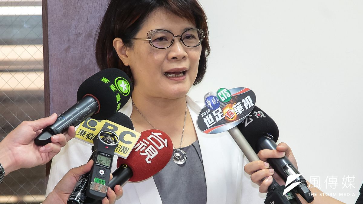 醫改會今(27)日召開「長庚風暴一年,醫院治理修法仍過不了,究竟哪個黨在擋?!」記者會,董事長劉淑瓊表示,《醫療法》早在去年5月就初審通過,但轉眼已過1年,至今還沒完成三讀。(顏麟宇攝) 醫改會今(27)日召開「長庚風暴一年,醫院治理修法仍過不了,究竟哪個黨在擋?!」記者會,董事長劉淑瓊表示,《醫療法》早在去年5月就初審通過,但轉眼已過1年,至今還沒完成三讀。(顏麟宇攝)