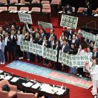 綠委齊呼守護國安不打折 國防升級要全面 立法院會8日下午經表決後三讀通過「保衛國家安全及強化不對稱戰力計畫採購特別條例」,民進黨立委齊聚議場高呼「守護國安不打折 國防升級要全面」口號。中央社記者謝佳璋攝115年5月8日 綠委齊呼守護國安不打折 國防升級要全面 立法院會8日下午經表決後三讀通過「保衛國家安全及強化不對稱戰力計畫採購特別條例」,民進黨立委齊聚議場高呼「守護國安不打折 國防升級要全面」口號。中央社記者謝佳璋攝115年5月8日