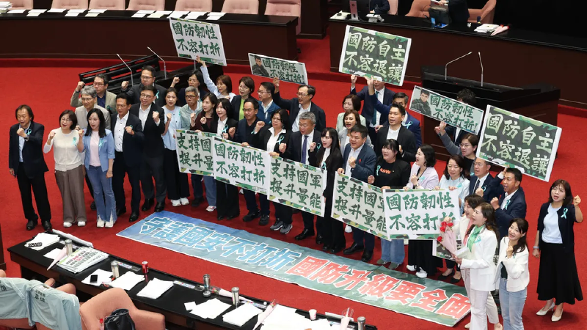 綠委齊呼守護國安不打折 國防升級要全面 立法院會8日下午經表決後三讀通過「保衛國家安全及強化不對稱戰力計畫採購特別條例」,民進黨立委齊聚議場高呼「守護國安不打折 國防升級要全面」口號。中央社記者謝佳璋攝115年5月8日