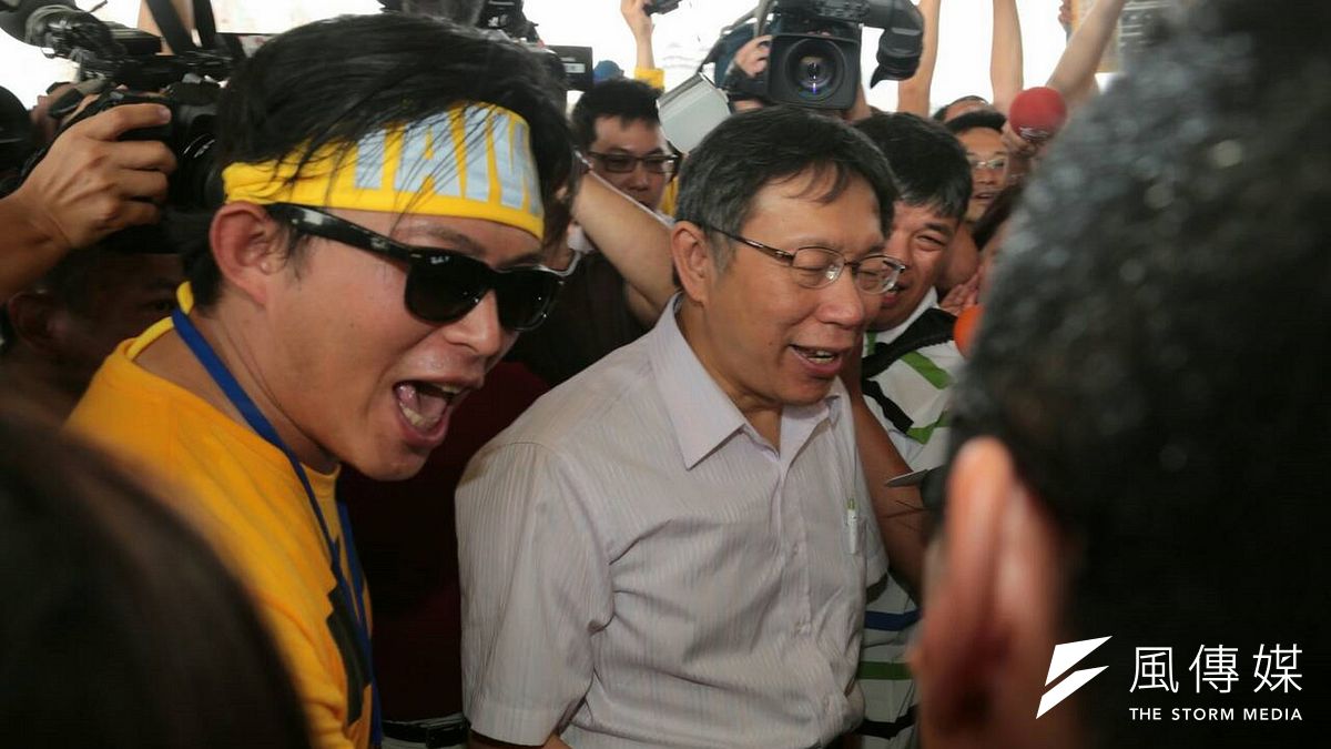 台北市長柯文哲18日晚和汀洲路釘子戶溝通,19日他出席為龍舟賽打氣時表示,起因都是溝通不良。(余志偉攝) 台北市長柯文哲18日晚和汀洲路釘子戶溝通,19日他出席為龍舟賽打氣時表示,起因都是溝通不良。(余志偉攝)