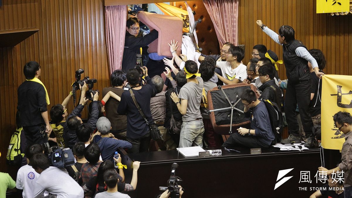 太陽花學運首日,2014年3月19日凌晨,警方展開攻堅與占領議場的學生對峙。(資料照,林旻萱攝) 太陽花學運首日,2014年3月19日凌晨,警方展開攻堅與占領議場的學生對峙。(資料照,林旻萱攝)
