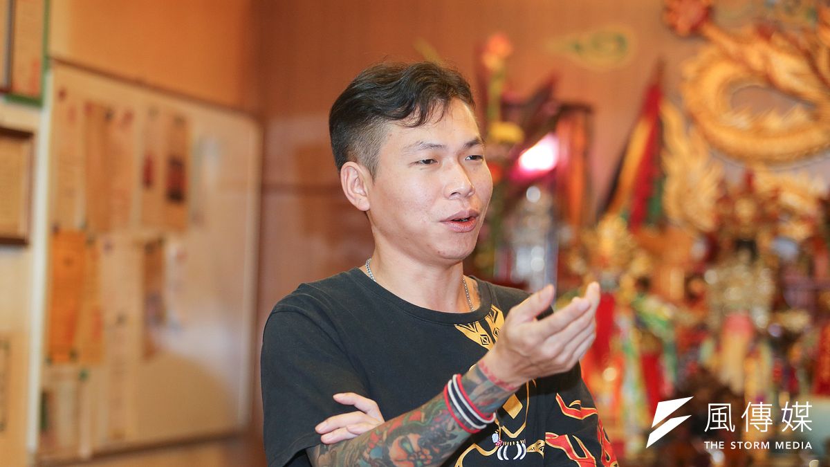 顏維勳已經是第N次接受媒體採訪,從進出監獄的荒唐歲月到發起全台發送愛心物資的「環島行善團」及愛心待用麵店,就像是一齣名為「浪子回頭金不換」的戲劇,注定成為勉勵、警惕世人的題材。(陳明仁攝) 顏維勳已經是第N次接受媒體採訪,從進出監獄的荒唐歲月到發起全台發送愛心物資的「環島行善團」及愛心待用麵店,就像是一齣名為「浪子回頭金不換」的戲劇,注定成為勉勵、警惕世人的題材。(陳明仁攝)