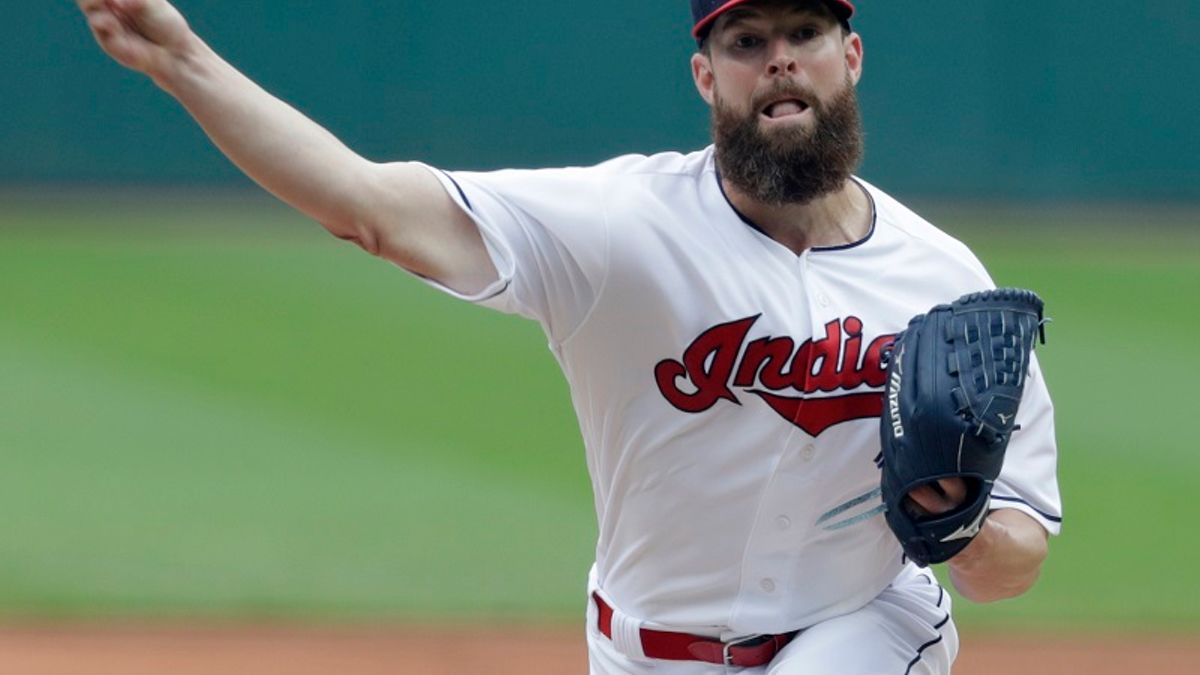 印地安人克魯伯主投7局未失分,並靠著隊友火力支援,收下個人本季第11勝。 (美聯社) 印地安人克魯伯主投7局未失分,並靠著隊友火力支援,收下個人本季第11勝。 (美聯社)