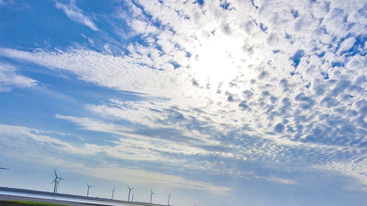 目前疫情逐步趨緩,防疫措施也將逐步放寬,中市觀旅局推薦轄內著名拍攝婚紗景點-高美濕地。(圖/台中市政府提供) 目前疫情逐步趨緩,防疫措施也將逐步放寬,中市觀旅局推薦轄內著名拍攝婚紗景點-高美濕地。(圖/台中市政府提供)