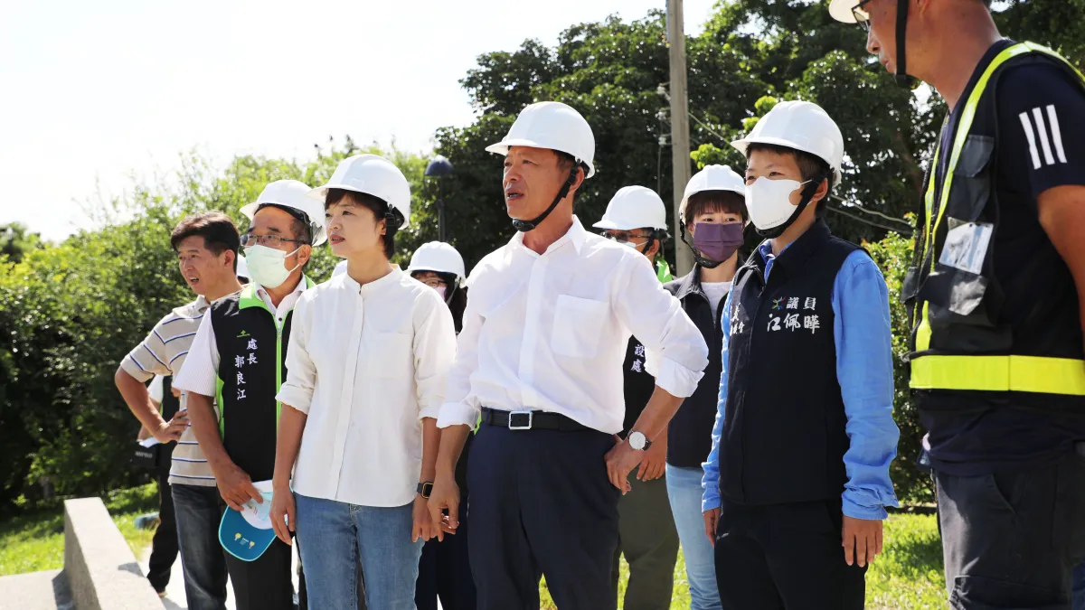 縣長翁章梁視察水上鄉民生社區公園整修工程進度。(圖/嘉義縣政府提供)