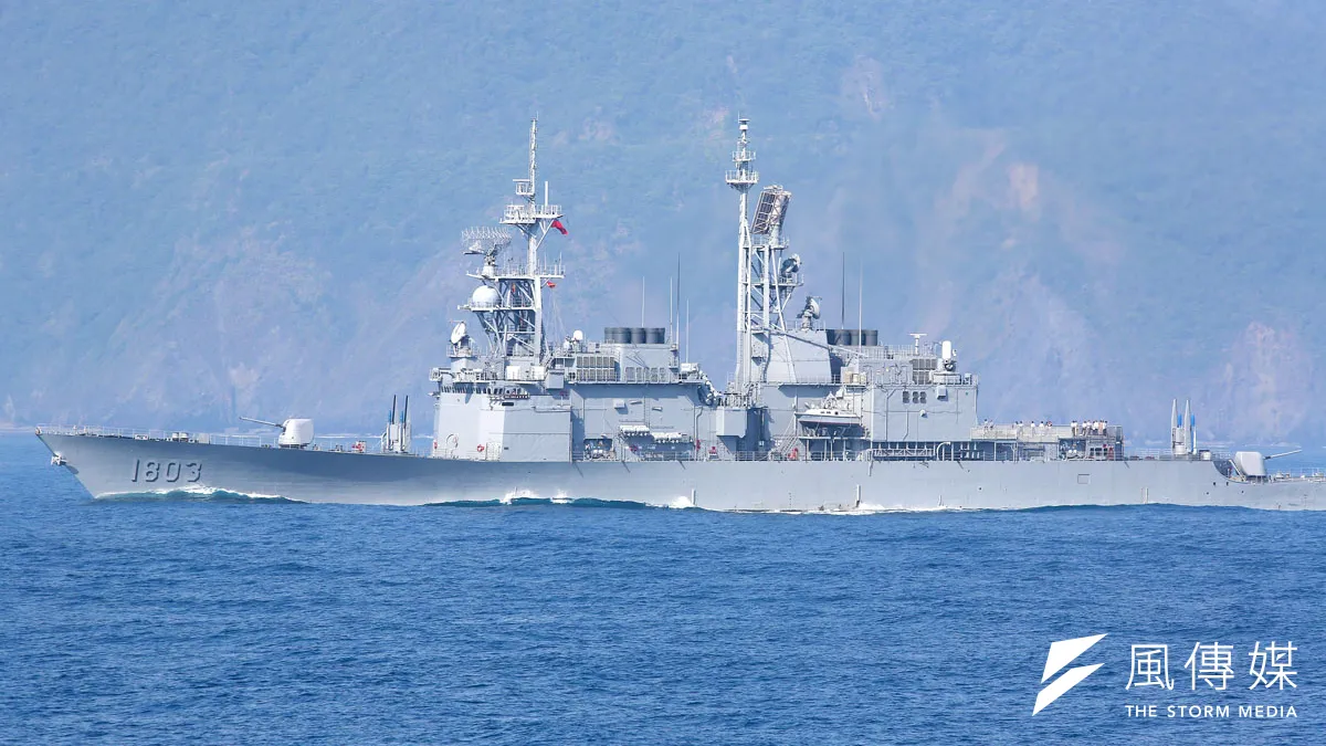肩負區域防空、預警指揮任務的基隆級驅逐艦,正進行電戰系統升級作業。(柯承惠攝)