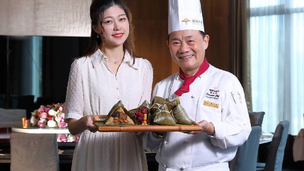 福容大飯店廚藝總監阿基師(右)推出福粽禮盒,以台灣在地食材結合師傅高超手藝,有甜有鹹、葷素搭配,滿足全家人的味蕾。(圖/徐炳文翻攝) 福容大飯店廚藝總監阿基師(右)推出福粽禮盒,以台灣在地食材結合師傅高超手藝,有甜有鹹、葷素搭配,滿足全家人的味蕾。(圖/徐炳文翻攝)