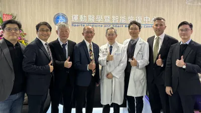 圖說:三總運動醫學暨智能恢復中心提供從運動醫學治療到智能復健的一站式專業治療服務。圖為中華民國骨科醫學會理事潘如瑜(右4)、佳世達醫療事業群總經理黃士修(左4)。(圖/佳世達科技提供)