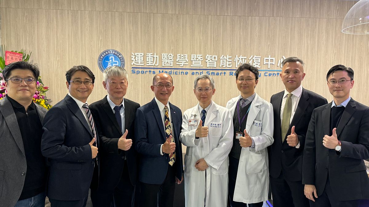 圖說:三總運動醫學暨智能恢復中心提供從運動醫學治療到智能復健的一站式專業治療服務。圖為中華民國骨科醫學會理事潘如瑜(右4)、佳世達醫療事業群總經理黃士修(左4)。(圖/佳世達科技提供) 圖說:三總運動醫學暨智能恢復中心提供從運動醫學治療到智能復健的一站式專業治療服務。圖為中華民國骨科醫學會理事潘如瑜(右4)、佳世達醫療事業群總經理黃士修(左4)。(圖/佳世達科技提供)