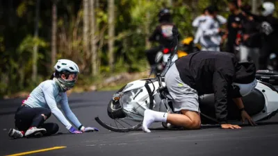 無照的17歲陳男撞爛謝女的公路單車,幸而兩人僅有輕傷。(圖/翻攝自記者爆料網)