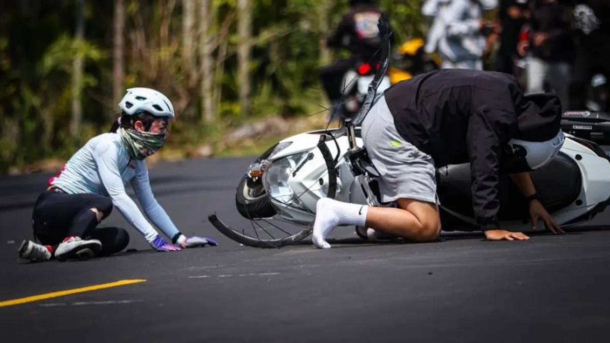 無照的17歲陳男撞爛謝女的公路單車,幸而兩人僅有輕傷。(圖/翻攝自記者爆料網) 無照的17歲陳男撞爛謝女的公路單車,幸而兩人僅有輕傷。(圖/翻攝自記者爆料網)