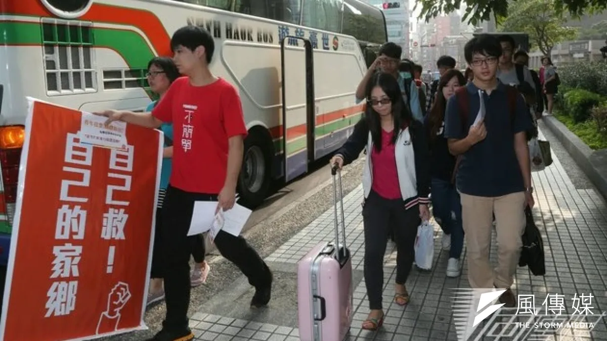 由「公民組合」青年志工團募資發起的「青年投票返鄉投票專車」,28日中午啟動。(余志偉攝)