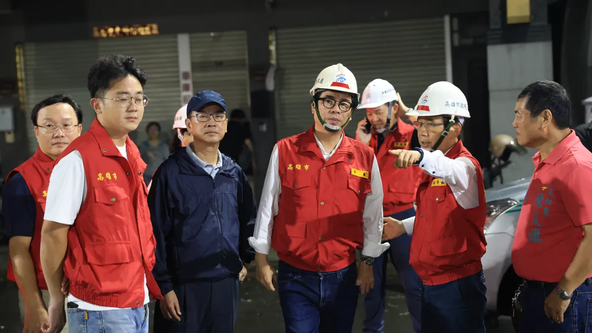 受災區民眾得處理泡水車輛,高雄市長陳其邁(右四)指示交通局、民政局,要協調民間拖吊業者給予車主協助。(高雄市政府提供)