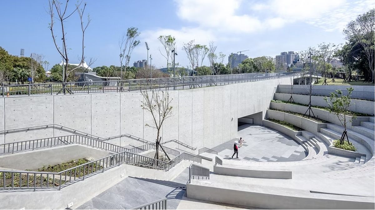 下沉式廣場誤作運動場致地坪破損 交通局:已完成修復並加強警示!