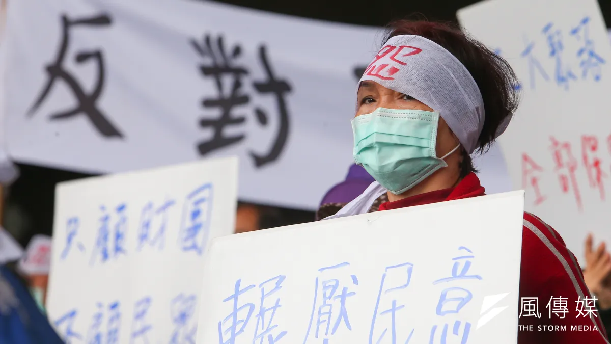 社子島自救會居民舉行「北市府執行內政部三大要求不及格!細部計畫送審惹民怨!」 記者會。(顏麟宇攝)