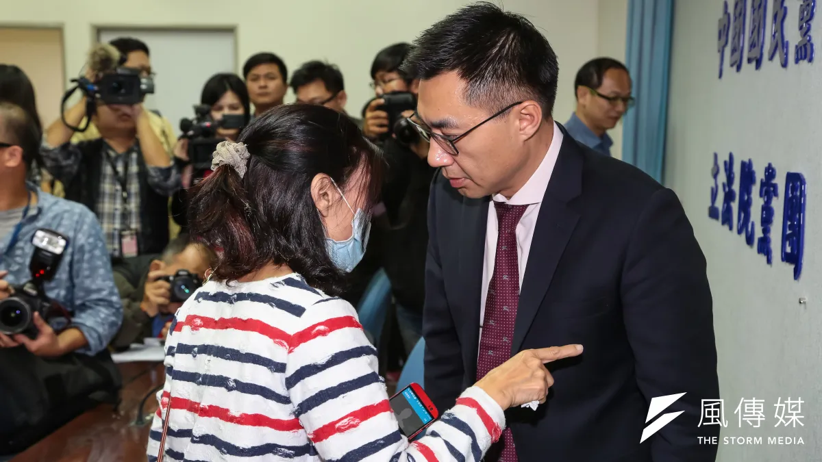 肯亞事件家屬劉媽媽出席國民黨立院黨團江啟臣、王育敏、李彥秀針對肯亞事件召開的記者會。(顏麟宇攝)